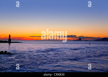 Ibiza Insel Sonnenuntergang Es Vedra und La Savina Leuchtturm in Formentera Stockfoto