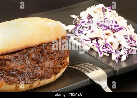 Nahaufnahmen von pulled Pork Sandwich mit Krautsalat. Stockfoto