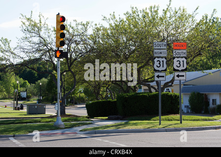 Ampel auf einer Straße Post in einer kleinen Stadt USA.  Autobahn-Schilder weisen die Richtung. Stockfoto