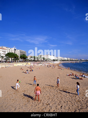 Aussicht auf den Strand im Winter, Cannes, Côte d ' Azur, Alpes-Maritimes, Provence-Alpes-Côte d ' Azur, Frankreich Stockfoto