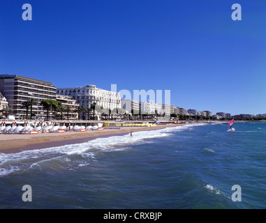 Aussicht auf den Strand im Winter, Cannes, Côte d ' Azur, Alpes-Maritimes, Provence-Alpes-Côte d ' Azur, Frankreich Stockfoto