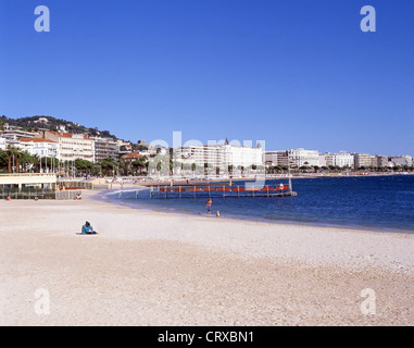 Aussicht auf den Strand im Winter, Cannes, Côte d ' Azur, Alpes-Maritimes, Provence-Alpes-Côte d ' Azur, Frankreich Stockfoto