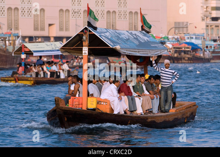 Abras Überführung Passagiere über Dubai Creek, Dubai, Vereinigte Arabische Emirate Stockfoto