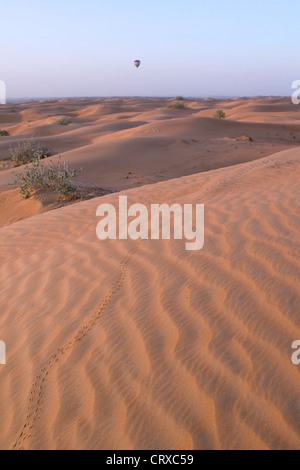 Heißluftballon fliegen über Tier-Spuren im Sand die Dünen Wüste, Wadi Faya, Dubai, Vereinigte Arabische Emirate Stockfoto