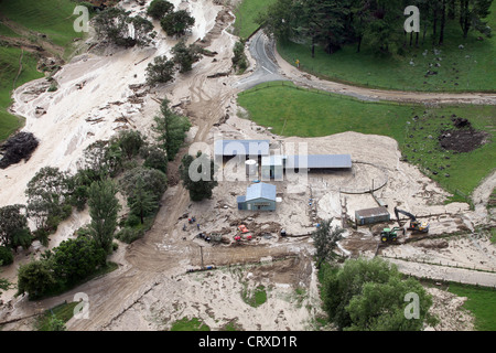 Luftaufnahmen der Schäden durch Starkregen verursachen Erdrutsche in der Golden Bay, Nelson, Neuseeland Stockfoto