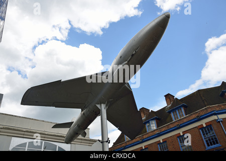 Hawker Hunter Replik Flugzeuge, Crown Square, Woking, Surrey, England, Vereinigtes Königreich Stockfoto