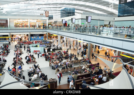 Abflughalle im Terminal 5, Heathrow International Airport. London Borough of Hillingdon, Greater London, England, Vereinigtes Königreich Stockfoto