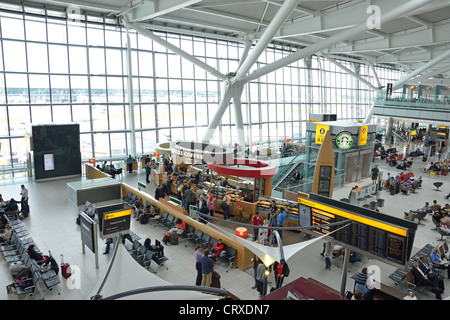 Abflug-Lounge im Terminal 5 Heathrow Flughafen. London Borough of Hounslow, Greater London, England, United Kingdom Stockfoto