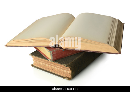 Stapel auf alten Vintage Bücher mit öffnen Sie eine an der Spitze isoliert auf weißem Hintergrund Stockfoto