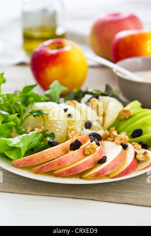 Apfel, Grapefruit und Walnuss-Salat Stockfoto