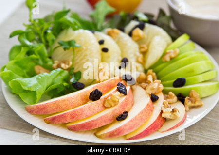 Apfel, Grapefruit und Walnuss-Salat Stockfoto