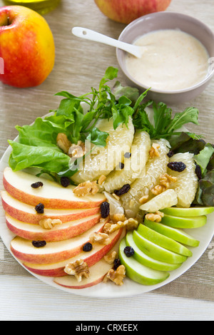 Apfel, Grapefruit und Walnuss-Salat Stockfoto