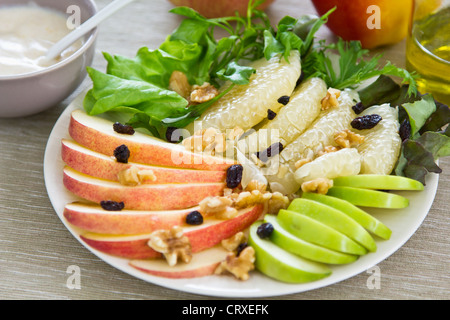 Apfel, Grapefruit und Walnuss-Salat Stockfoto