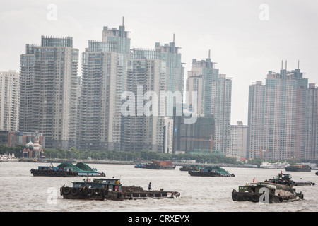 Kohle-Lastkähne auf dem Huangpu-Fluss, in Shanghai, China Stockfoto