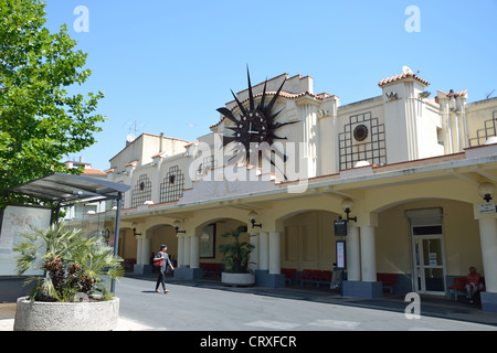 Art-Deco-Fassade des Busbahnhofs, Avenue de 24 Août, Antibes, Côte d ' Azur, Alpes-Maritimes, Provence-Alpes-Côte d ' Azur, Frankreich Stockfoto