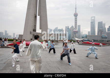 Am frühen Morgen Tai Chi am Bund in Shanghai, Pudong-Skyline im Hintergrund, in CHina. Stockfoto