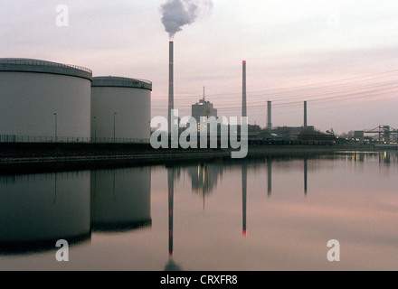 Rhein-Hafen und Dampf Kraftwerk der EnBW in Karlsruhe Stockfoto