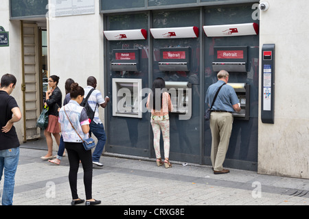 Menschen auf der Avenue des Champs-Élysées mit Bargeld Maschinen, Paris, Frankreich Stockfoto