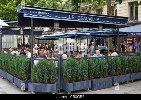Le Deauville Brasserie auf Avenue des Champs-Élysées, Paris, Frankreich Stockfoto