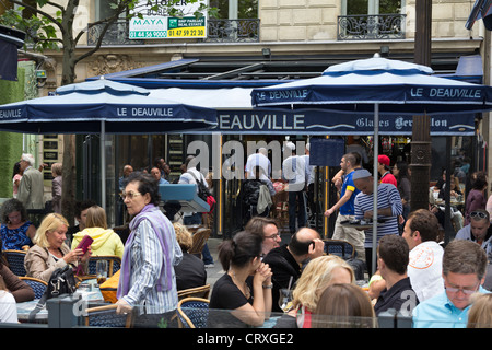 Le Deauville Brasserie auf Avenue des Champs-Élysées, Paris, Frankreich Stockfoto