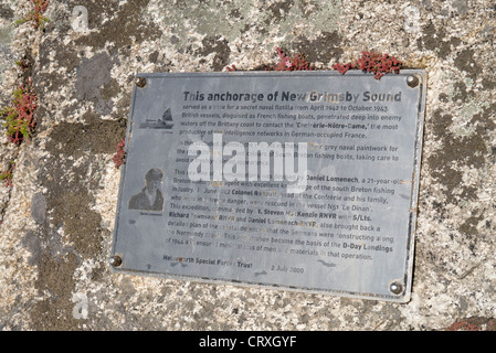 Tafel zum Gedenken an die geheimen Naval Flottillen, die von Tresco, Isles of Scilly zu Nazi-besetzten Bretagne im 2. Weltkrieg segelte. Stockfoto