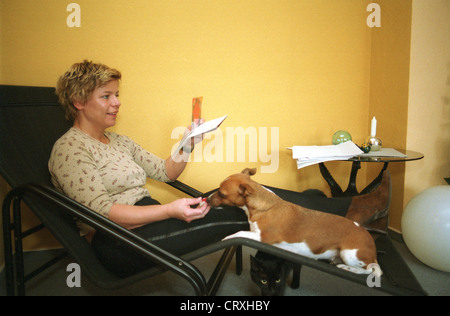 Frau liest Liebesbriefe, Berlin Stockfoto