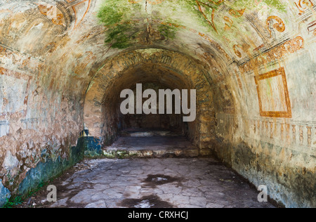 Innenraum der Kapelle von San Anton (Ermita de San Antón), in der Nähe von San Vitorian, an den Hängen des Pena Montanesa, Huesca, Spanien Stockfoto