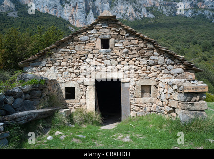 Einsiedelei von San Anton (Ermita de San Antón), in der Nähe von San Vitorian, an den Hängen des Pena Montanesa, Provinz Huesca, Aragon, Spanien Stockfoto