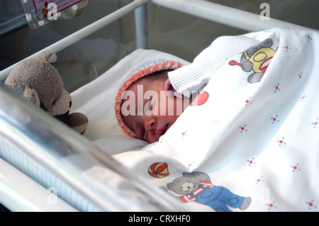 Neugeborenes Baby in der Entbindungsstation Stockfoto