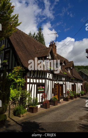 Architektur in der Rue des Trois Moulins, Lyons-la-Forêt, Normandie, Frankreich Stockfoto