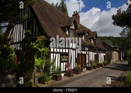 Architektur in der Rue des Trois Moulins, Lyons-la-Forêt, Normandie, Frankreich Stockfoto