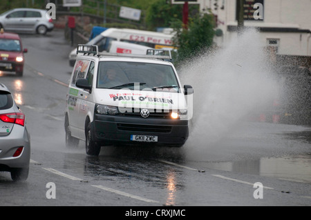 Autofahrer, die Fahrt durch die Überschwemmungen vor dem Flughafen Tavern Pub in der Nähe von Bristol Airport heute bei nassem Wetter. Stockfoto