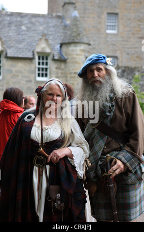 Paar Tradition schottischen Jakobiten Kleidung außerhalb Cawdor Castle in der Nähe von Inverness Schottland Stockfoto