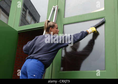 Azubi-Fassade und Gebaeudereinigerin Stockfoto