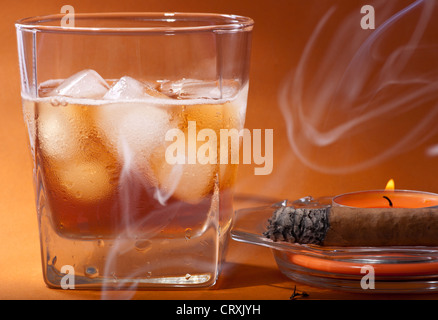 Scotch Whisky und einer Zigarre brennt in Rauch. Stockfoto