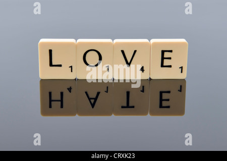 Scrabble Buchstaben buchstabieren das Wort Liebe mit dem Wort hasse als seine Reflexion, Konzept der ein schmaler Grat zwischen Liebe und Hass Stockfoto