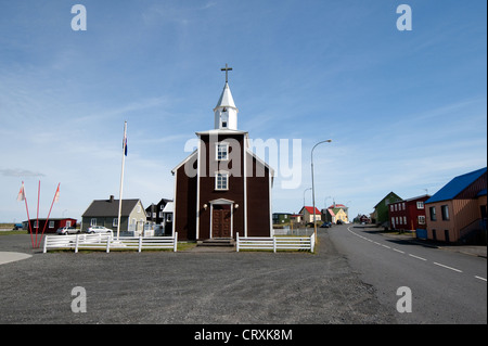 Kirche und Hauptstraße auf Eyrarbakki in Südisland Stockfoto