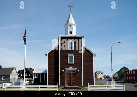 Kirche und Hauptstraße auf Eyrarbakki in Südisland Stockfoto