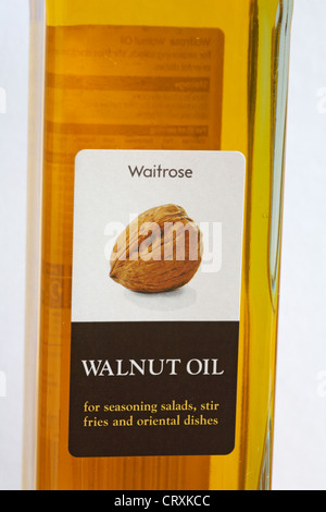 Flasche Waitrose Walnussöl zum Würzen Salate Stir Fries und orientalische Gerichte, weißer Hintergrund Stockfoto