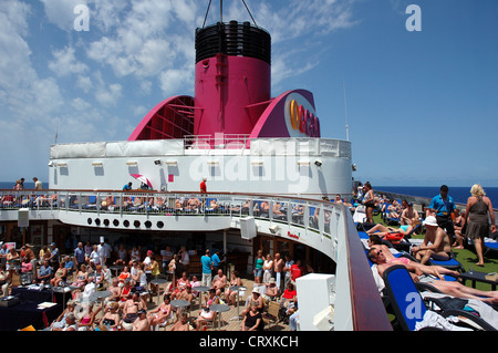 Passagiere, Sonnenbaden auf Kreuzfahrt Schiff Ocean Village zwei Stockfoto