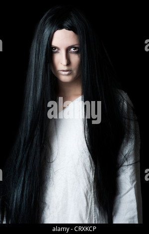 Junge Brünette Frau mit langen schwarzen Haaren Stockfoto