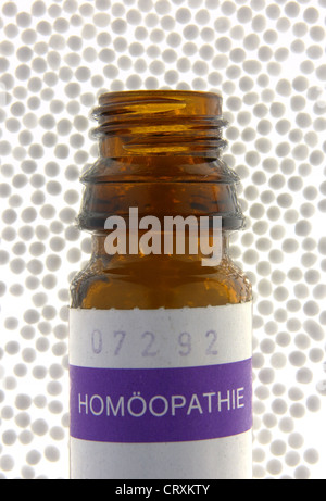 Homöopathie - Fläschchen mit Globuli Stockfoto