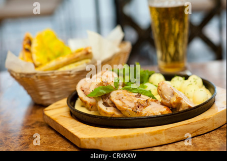 Gebratene gefüllte Pute mit Kugeln aus gestampften Kartoffeln mit Käse cremig Sause im reataurant Stockfoto