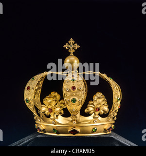 Goldene königliche Krone mit Diamanten und Juwelen auf schwarzem Hintergrund Stockfoto