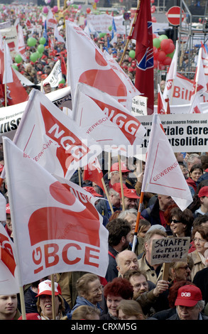 DGB-Demonstration gegen das Wohlergehen schneidet in Berlin Stockfoto