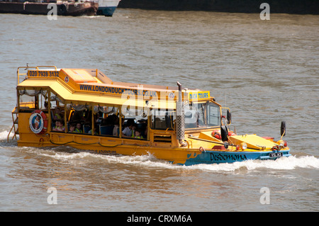 Duck Tours, London Thames River Touristenattraktion, amphibische Fahrzeug gesehen in der Stadt am Fluss und auf der Straße, London Stockfoto