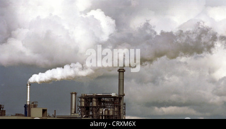 Rauchende Schlote einer Industrieanlage Stockfoto
