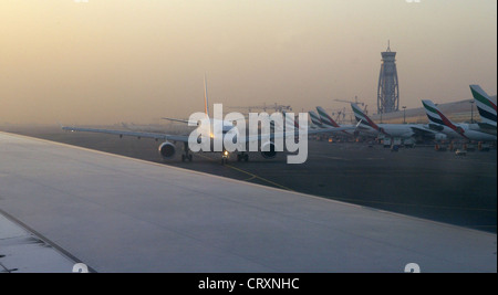 Emirates Airlines Flugzeug vor dem Flughafen Dubai Stockfoto