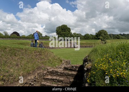 Besucher am römischen Amphitheater, Caerleon, Wales Stockfoto