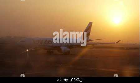 Ein Flugzeug von Emirates Airlines vor dem Flughafen Dubai Stockfoto